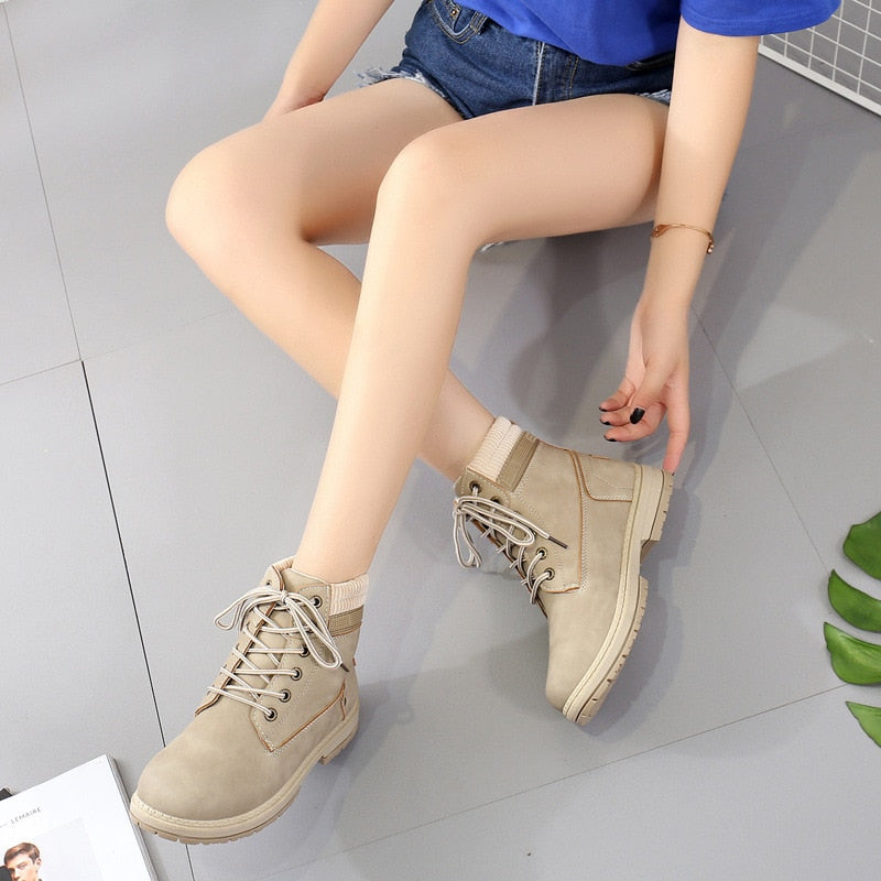 Bota Feminina de Couro Premium com Solado Antiderrapante.