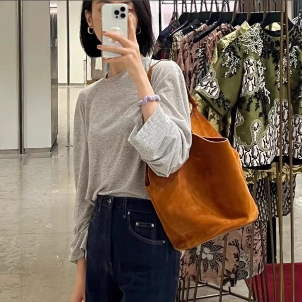 Bolsa Feminina em Camurça e Couro com Acabamento Sofisticado.