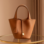 Bolsa Feminina Tipo Balde em Couro Legítimo Premium com Forro em Couro e Acabamento Artesanal