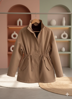 Garb Velluto d’Ottobre – Trench Feminino de Algodão com Gola Alta e Cintura Ajustável.