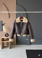 Casaco Feminino em Couro Sintético e Camurça com Detalhes Modernos.