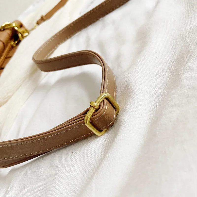 Bolsa Feminina com Correntes e Aba Elegance.