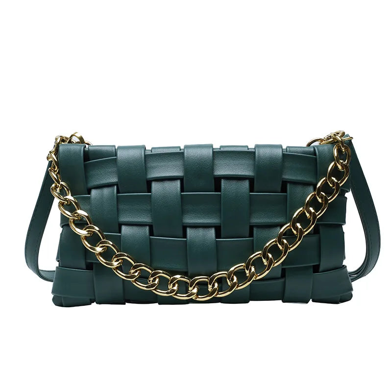 Bolsa Feminina com Correntes e Aba Elegance.