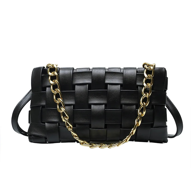 Bolsa Feminina com Correntes e Aba Elegance.