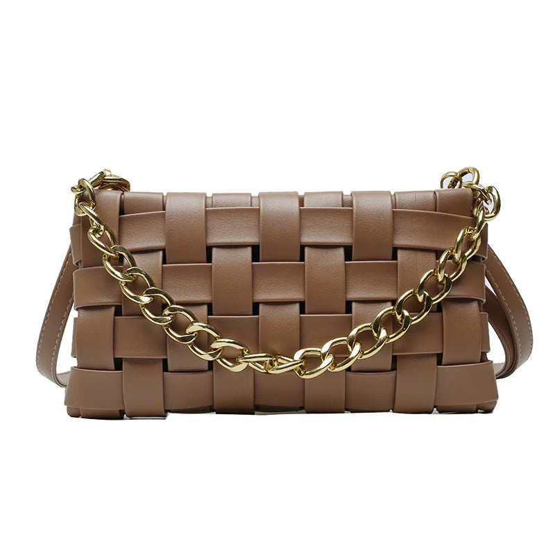 Bolsa Feminina com Correntes e Aba Elegance.