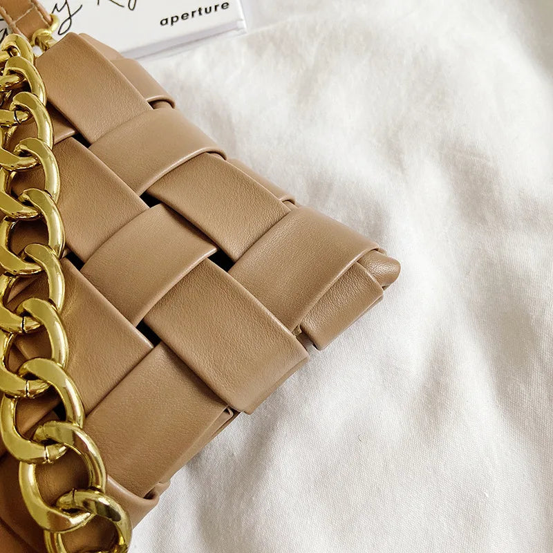 Bolsa Feminina com Correntes e Aba Elegance.