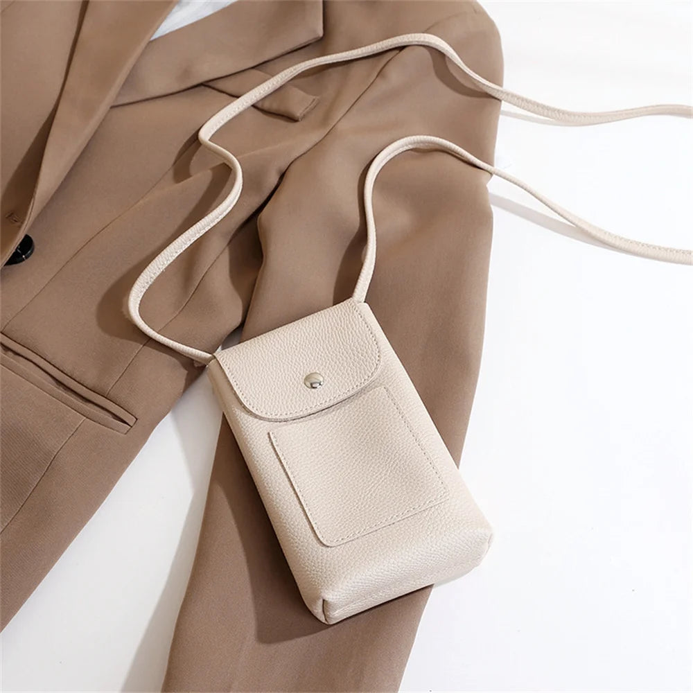 Bolsa Transversal Feminina de Couro Envernizado com Design Envelope Moderno.