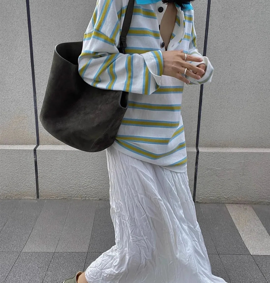 Bolsa Feminina em Camurça e Couro com Acabamento Sofisticado.