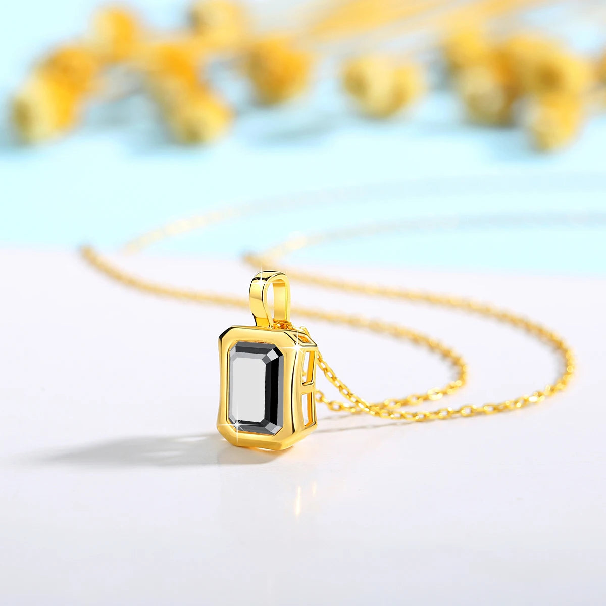 Garb Notturna di Smeraldo – Colar de Moissanite Negra em Ouro 14K com Lapidação Esmeralda.