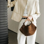 Bolsa Feminina em Camurça e Couro com Acabamento Sofisticado.