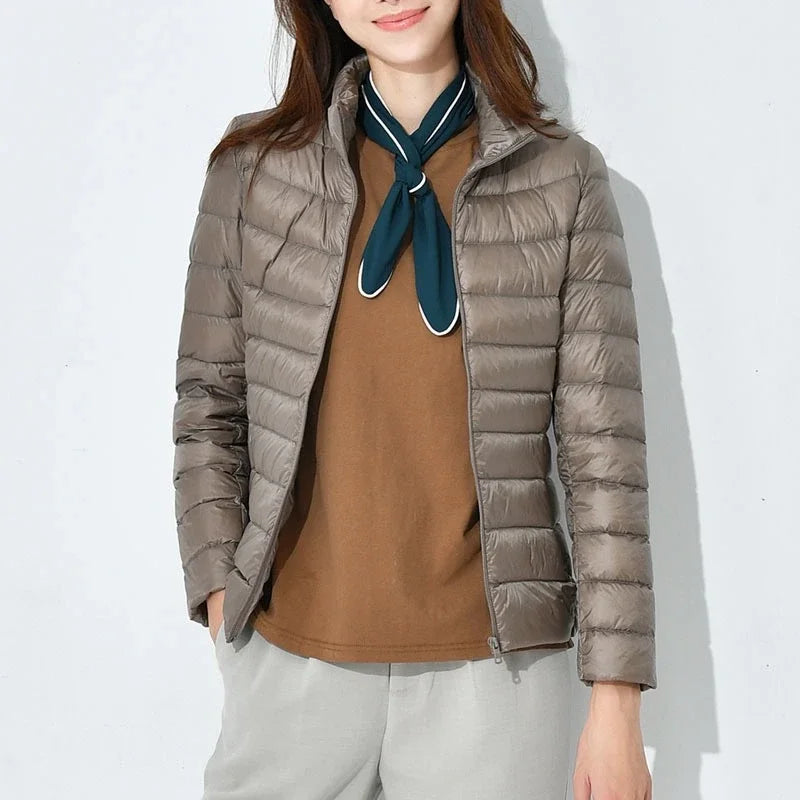 Jaqueta Feminina de Plumas com Capuz Integrado.