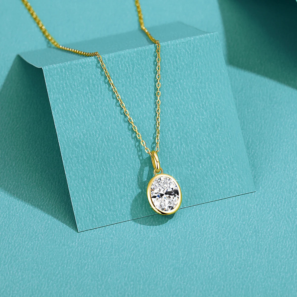 Colar Solitário de Moissanita Oval em Ouro 14K.