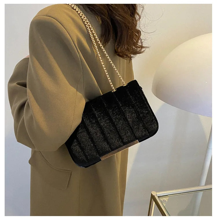 Bolsa Feminina Aba com Detalhes Luxuosos.