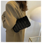 Bolsa Feminina Aba com Detalhes Luxuosos.