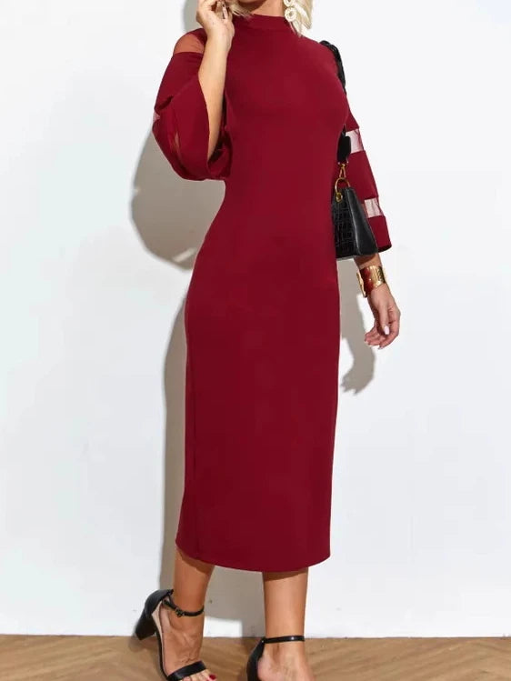 Vestido Feminino Slim com Manga Trompete e Fenda Lateral.