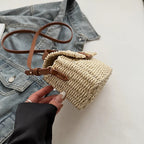 Bolsa Feminina de Palha Natural com Design Minimalista de Verão.