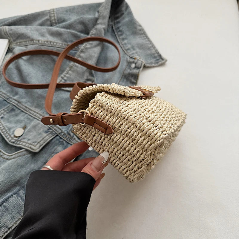 Bolsa Feminina de Palha Natural com Design Minimalista de Verão.