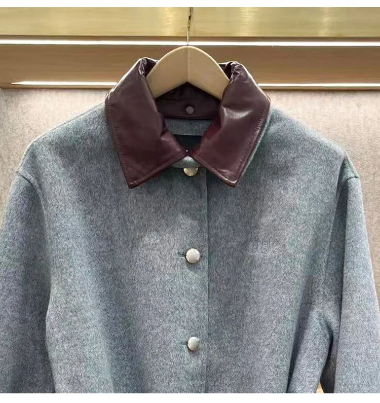 Casaco Feminino em Lã Fina com Gola de Couro Removível e Artesanato Frivolité.