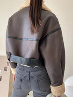 Casaco Feminino em Couro Sintético e Camurça com Detalhes Modernos.