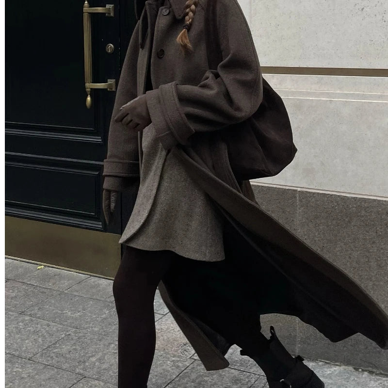 Sobretudo Feminino de Gola Alta com Capuz em Fibra Natural.