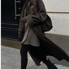 Sobretudo Feminino de Gola Alta com Capuz em Fibra Natural.