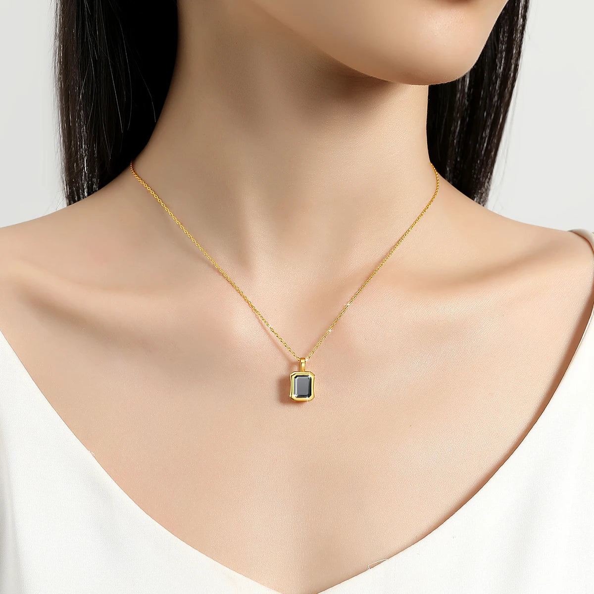Garb Notturna di Smeraldo – Colar de Moissanite Negra em Ouro 14K com Lapidação Esmeralda.