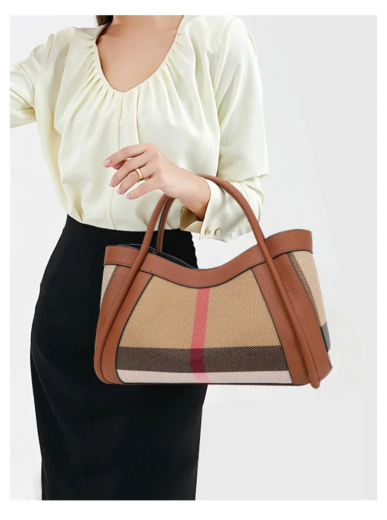 Bolsa Casual em Lona Xadrez com Detalhes em Couro Bovino.