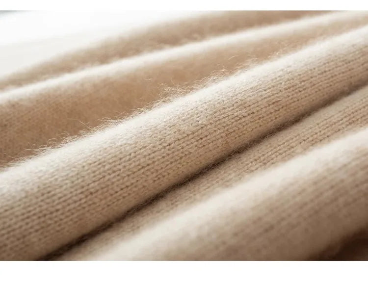 Suéter Feminino de Cashmere com Gola Alta e Corte Solto.