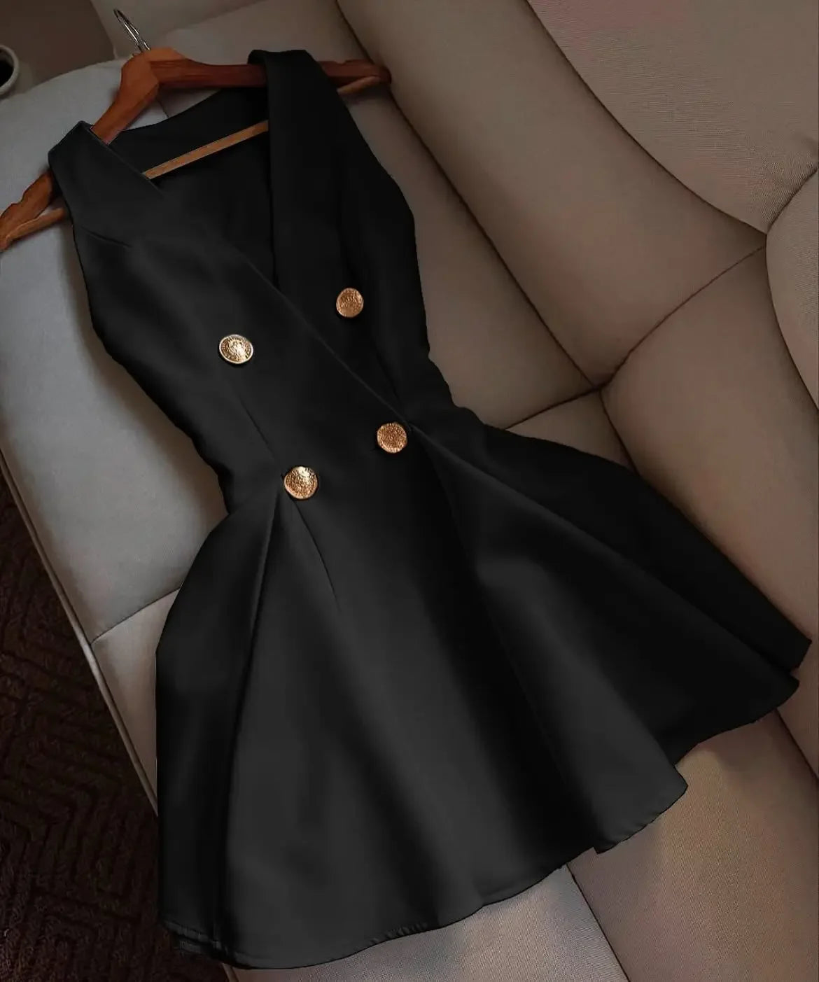 Vestido Mini Cetim Feminino com Decote em V Profundo.