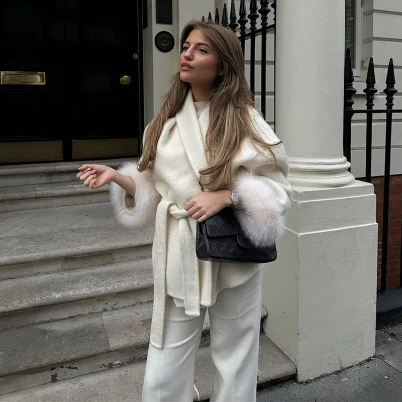 Casaco Feminino Elegante com Gola Dobrável e Amarração na Cintura.