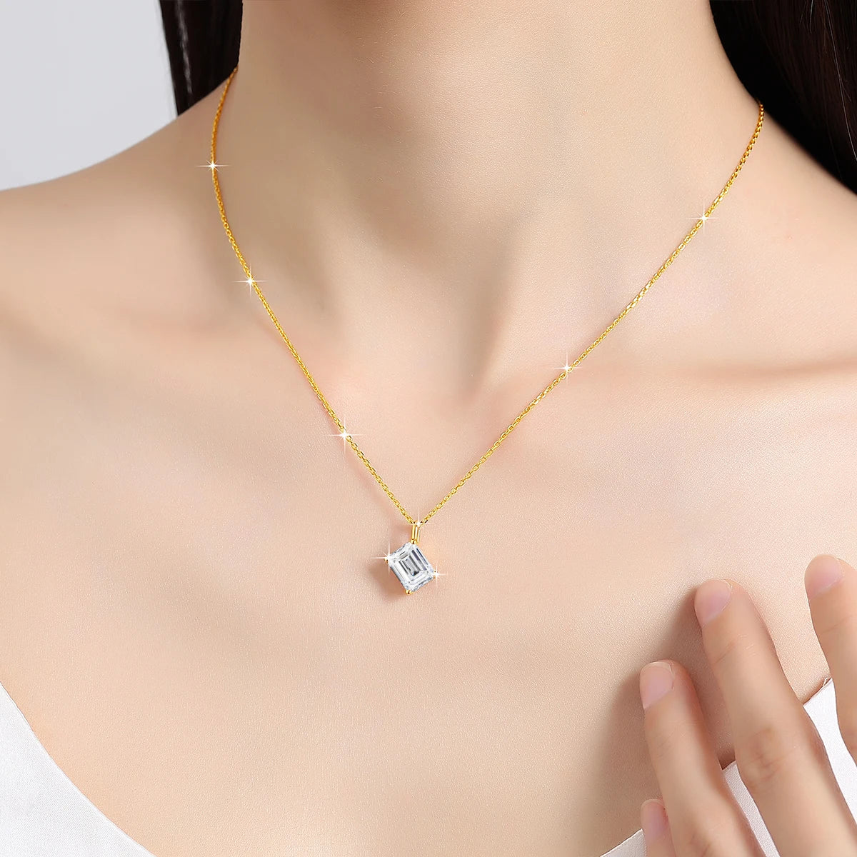 Colar Feminino com Pingente Solitário de Moissanite Lapidação Esmeralda em Ouro 14K.