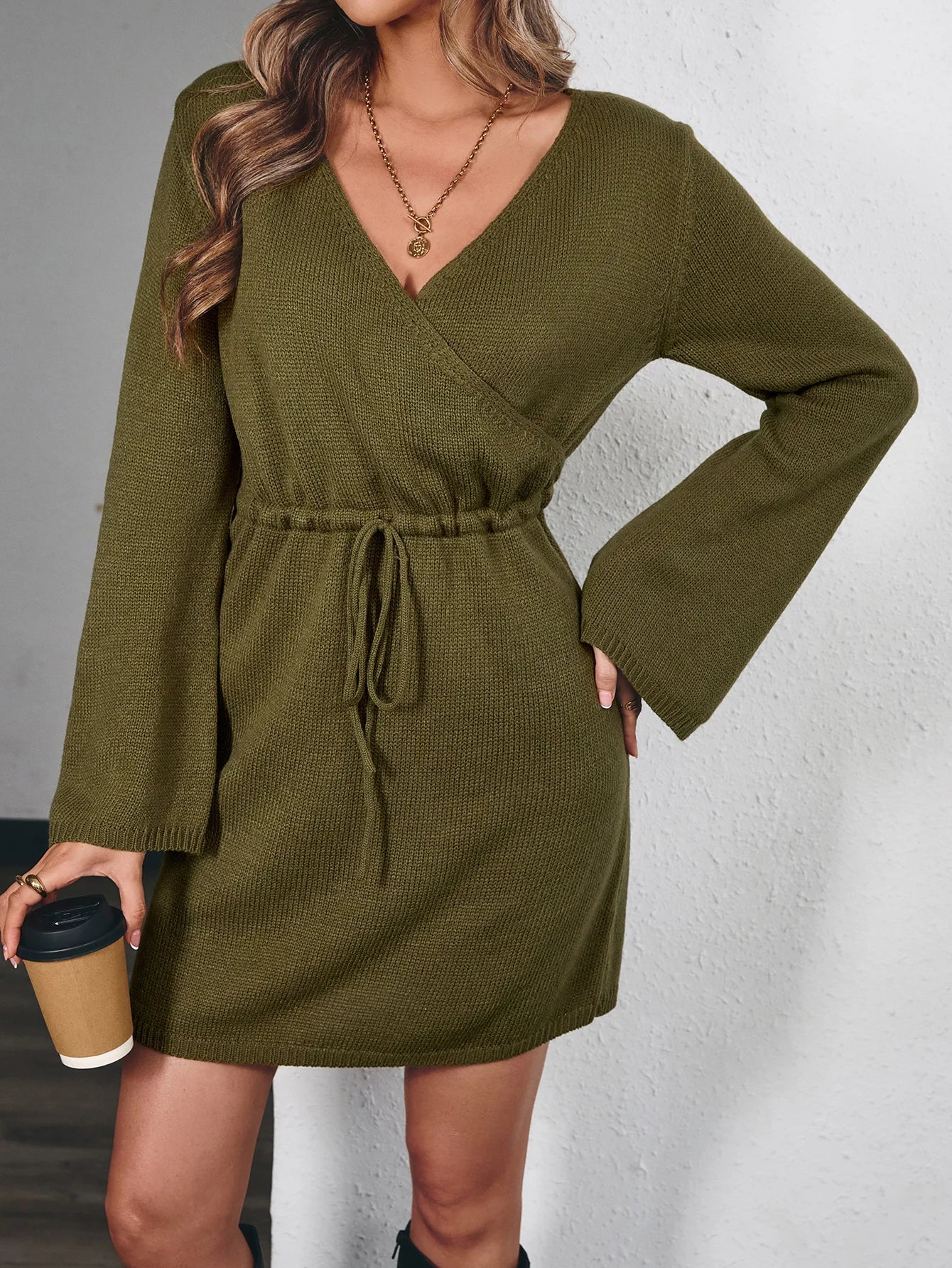 Vestido Feminino Slim com Manga Trompete.