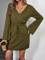 Vestido Feminino Slim com Manga Trompete.