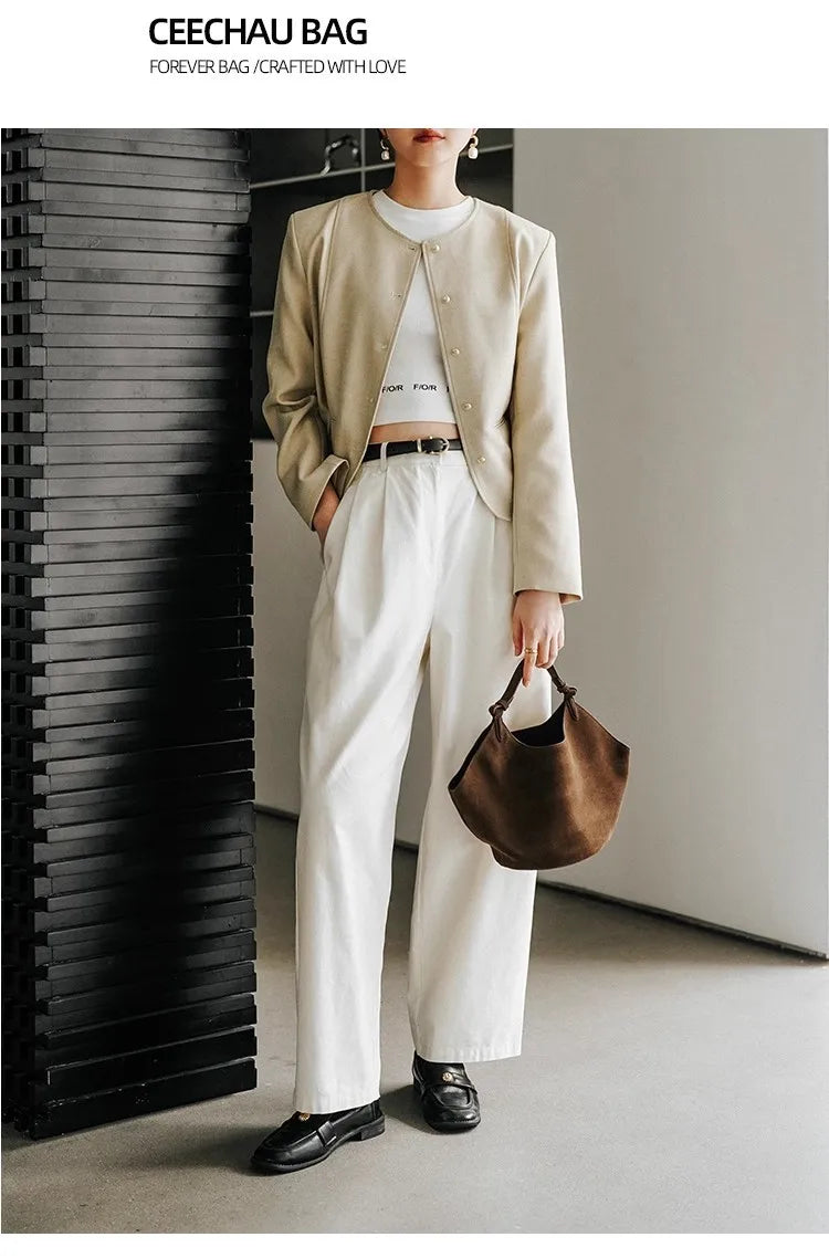 Bolsa Feminina em Camurça e Couro com Acabamento Sofisticado.