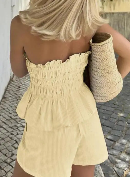 Conjunto Feminino Tomara-que-Caia com Shorts e Detalhes de Babados.