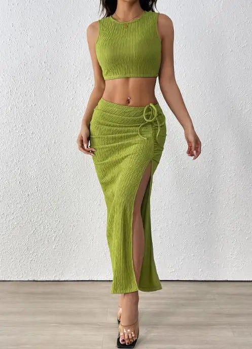 Conjunto Feminino de Festa com Cropped Franzido e Saia Longa Ajustada.