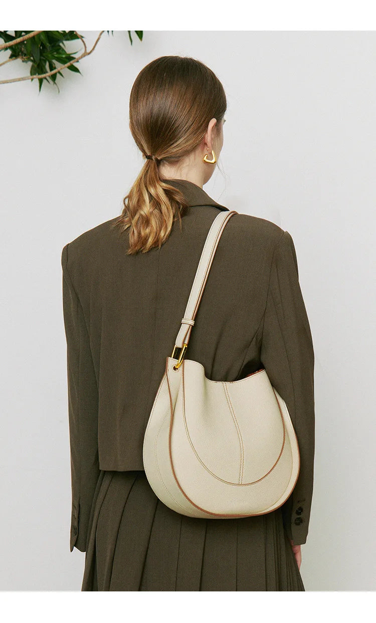 Bolsa de Viagem Feminina em Camurça Sintética de Toque Premium.