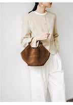 Bolsa Feminina em Camurça e Couro com Acabamento Sofisticado.