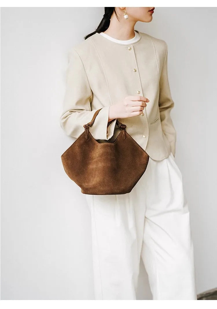 Bolsa Feminina em Camurça e Couro com Acabamento Sofisticado.