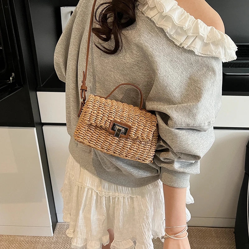 Bolsa Feminina de Palha Natural com Design Minimalista de Verão.