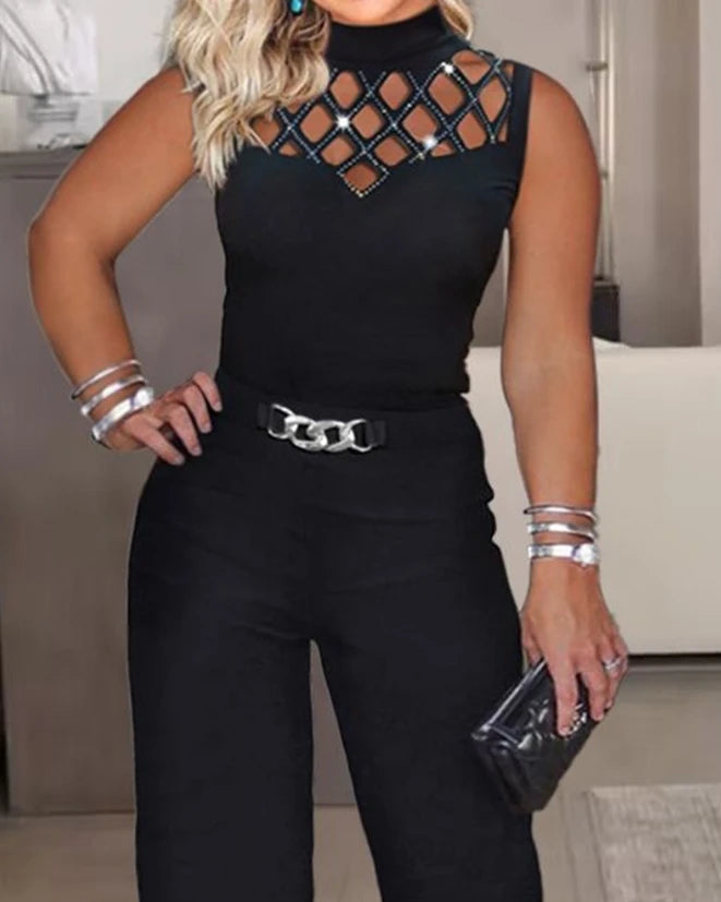 Macacão Feminino Longo Vintage com Detalhes Vazados e Aplique de Cristais.