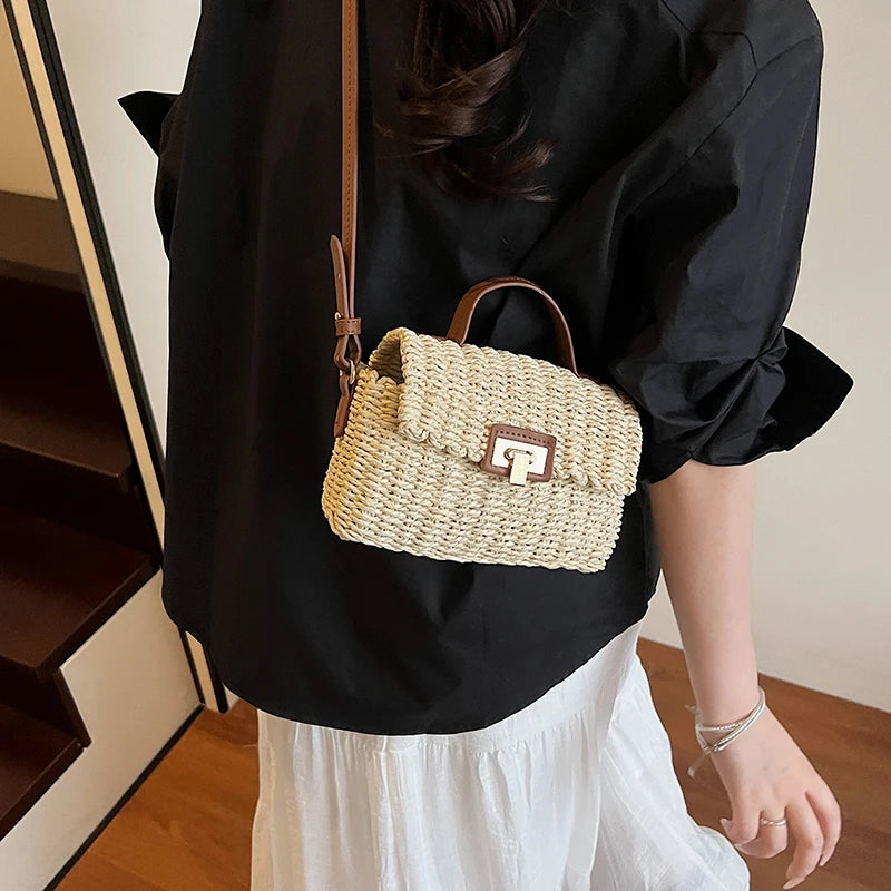 Bolsa Feminina de Palha Natural com Design Minimalista de Verão.