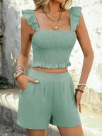 Conjunto Feminino Slim de Verão com Blusa Decote Quadrado e Shorts de Corte Reto.