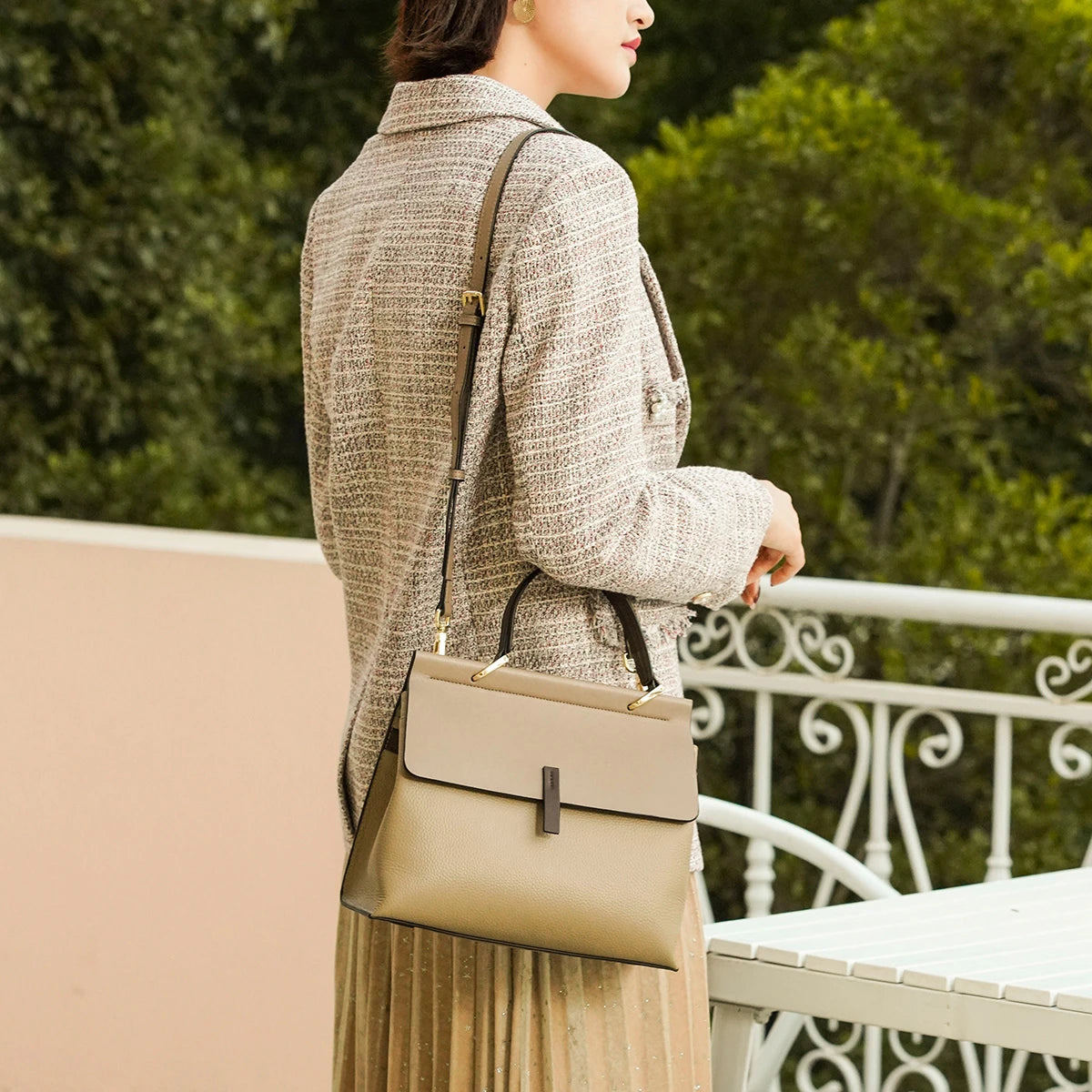 Bolsa Feminina em Couro Legítimo.