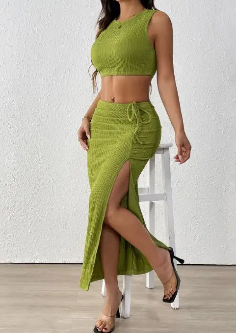 Conjunto Feminino de Festa com Cropped Franzido e Saia Longa Ajustada.