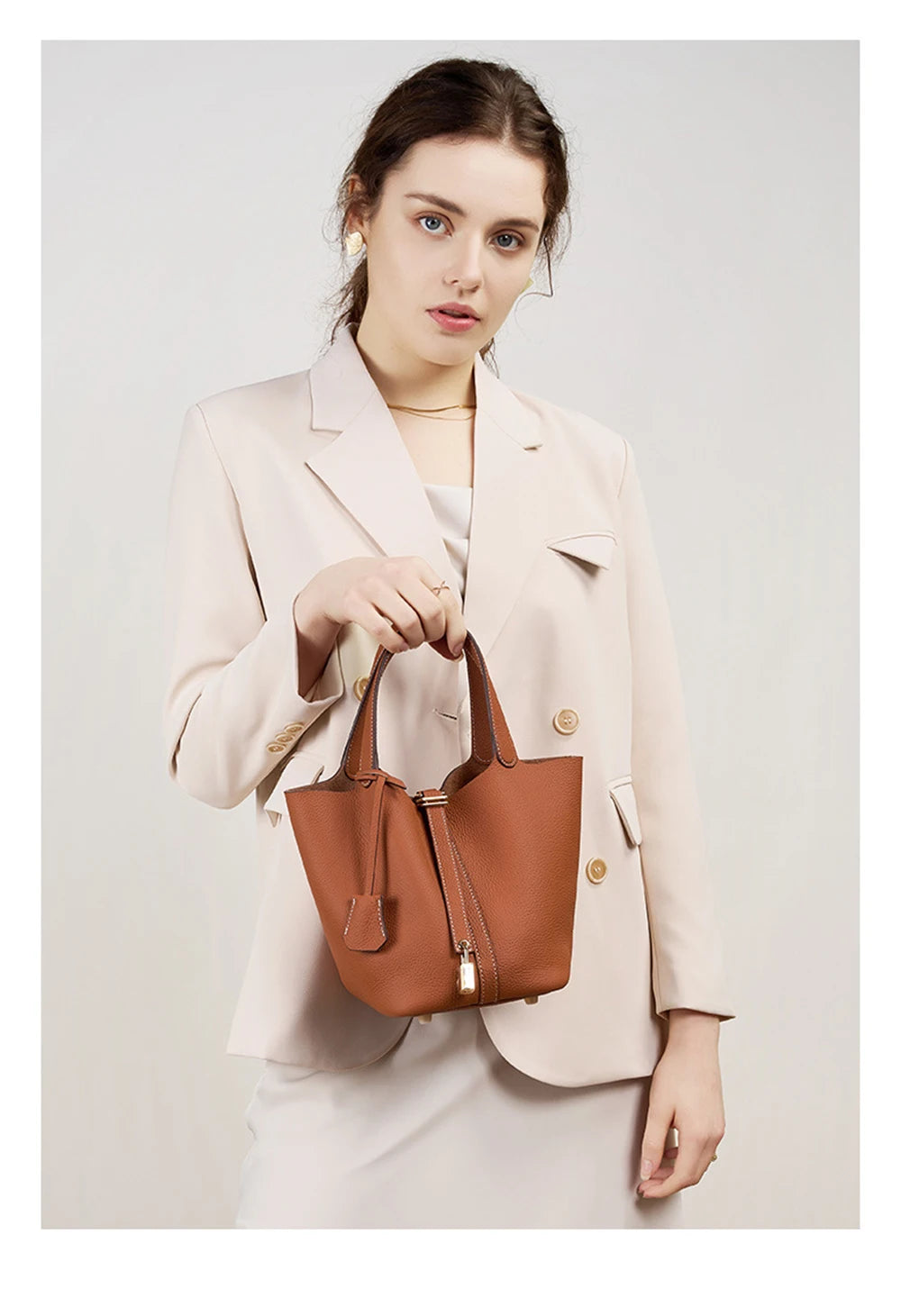 Bolsa Feminina Tipo Balde em Couro Legítimo Premium com Forro em Couro e Acabamento Artesanal