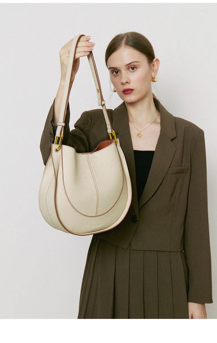 Bolsa de Viagem Feminina em Camurça Sintética de Toque Premium.