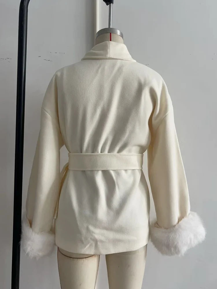 Casaco Feminino Elegante com Gola Dobrável e Amarração na Cintura.