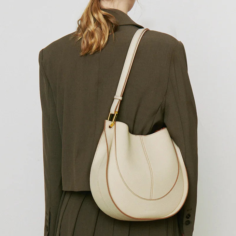 Bolsa de Viagem Feminina em Camurça Sintética de Toque Premium.