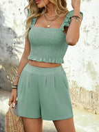 Conjunto Feminino Slim de Verão com Blusa Decote Quadrado e Shorts de Corte Reto.